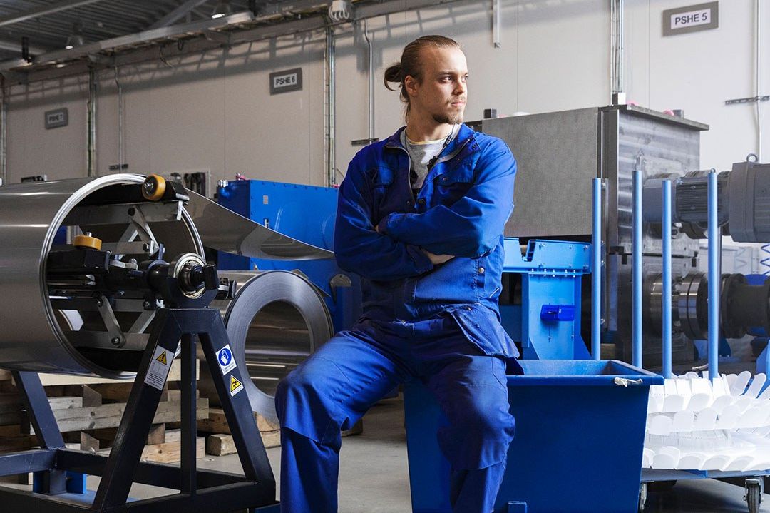 Työssään laserlinjastolla Ilari Pietilä nauttii itsenäisestä työskentelystä ja päätöksenteosta. Työn ulkopuo- lella hän haluaisi oppia soittamaan kitaraa. “Osaan soittaa muutaman kappaleen, mutta harjoittelu on viime aikoina jäänyt vähälle”, hän sanoo. Pietilä kuvattiin työympäristössään Vahteruksen tehtaalla Kalannissa.