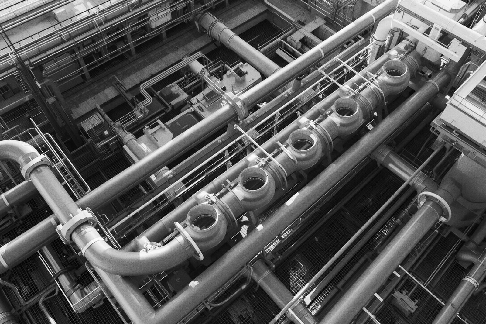 Process piping and equipment in an Oil & Gas installation, highlighting the complex operating conditions and the need for reliable, safe and low-maintenance heat exchanger solutions
